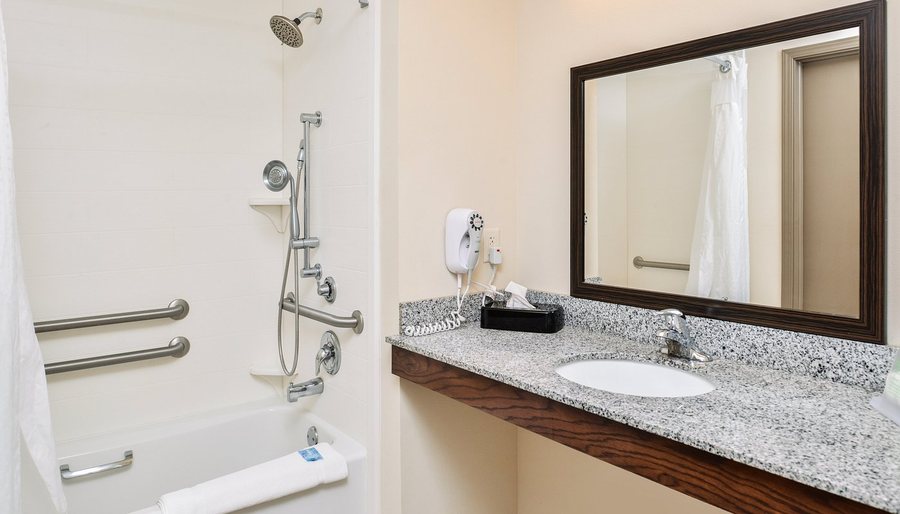 Holiday Inn Express Suites York By IHG — Bathroom