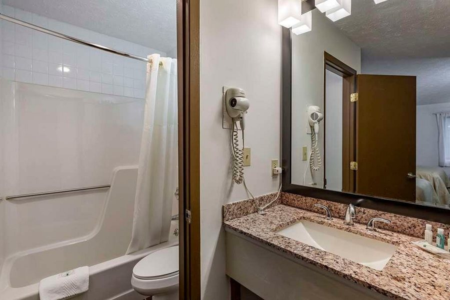 Holiday Inn Express Suites Youngstown West Austintown By IHG — Bathroom