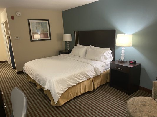 Holiday Inn Express Suites Youngstown West Austintown By IHG — Guest room