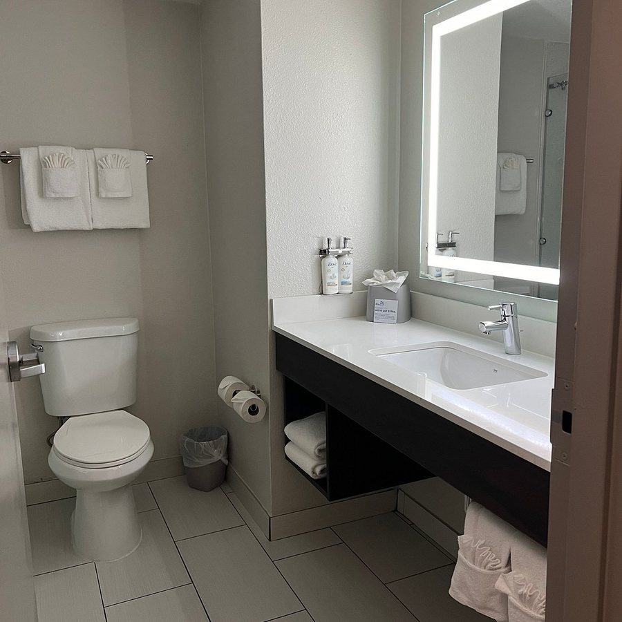 Holiday Inn Express Suites Zanesville North By IHG — Bathroom