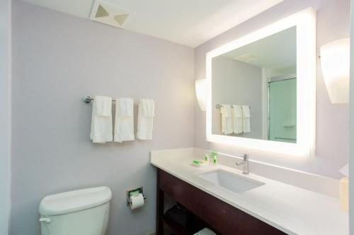 Holiday Inn Express Tallahassee university Central By IHG — Bathroom