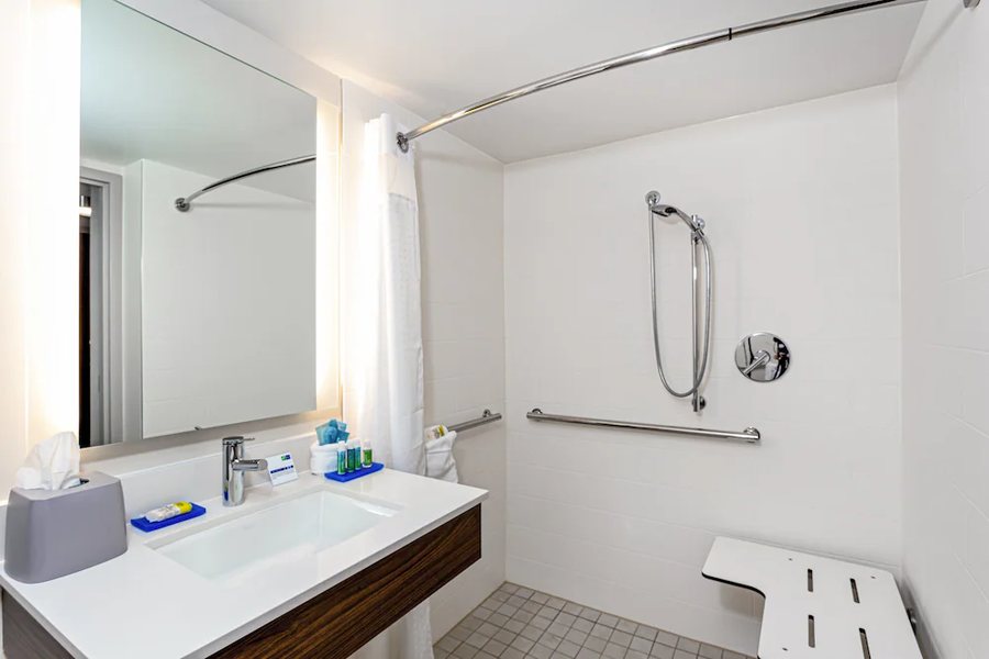 Holiday Inn Express Tampa brandon By IHG — Bathroom