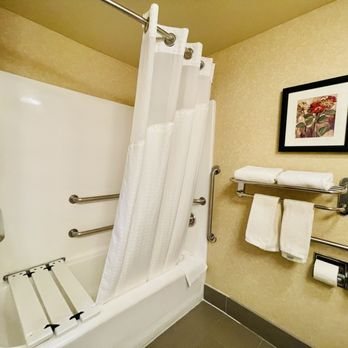 Holiday Inn Express Temecula By IHG — Bathroom