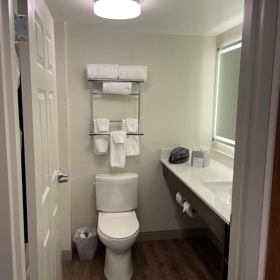 Holiday Inn Express Towson Baltimore N By IHG — Bathroom