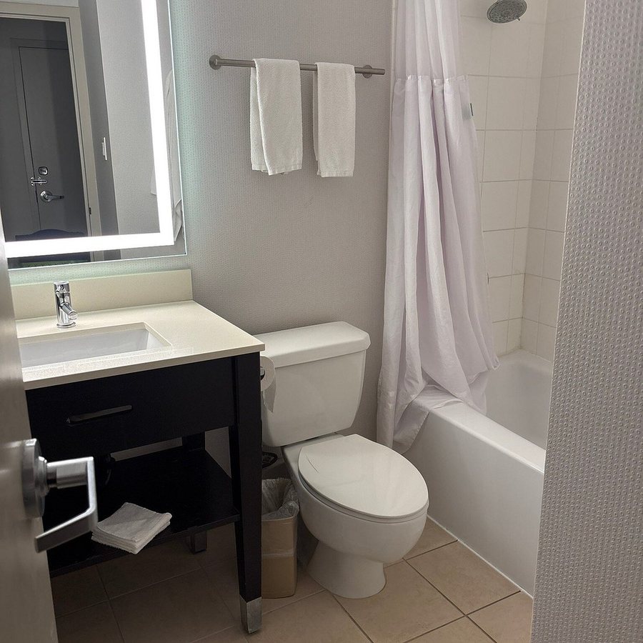 Holiday Inn Express Van Nuys by IHG Los Angeles California — Bathroom