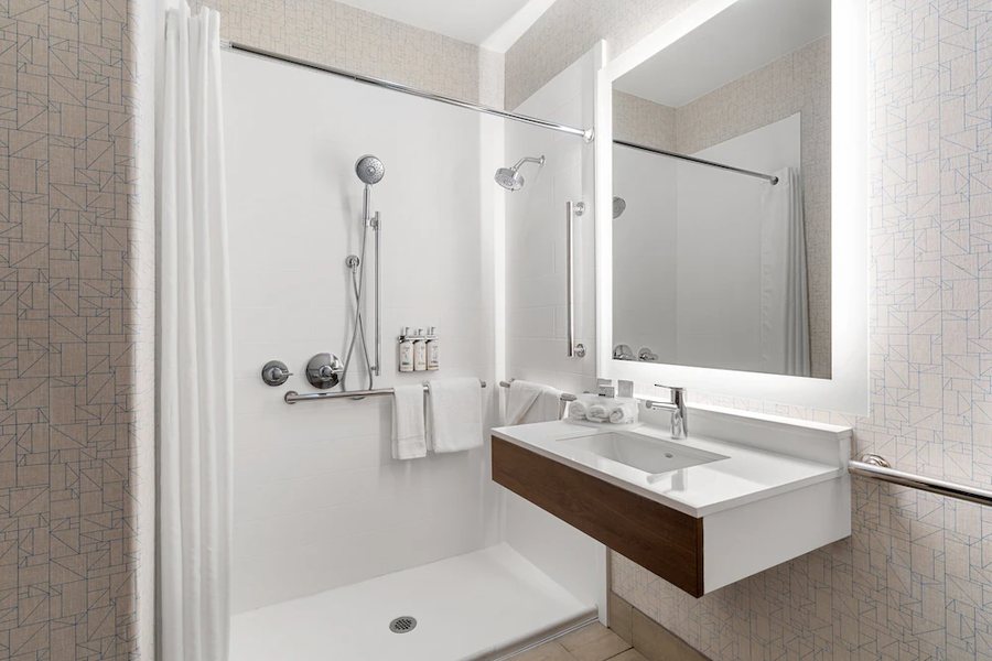 Holiday Inn Express Vancouver North Salmon Creek By IHG — Bathroom