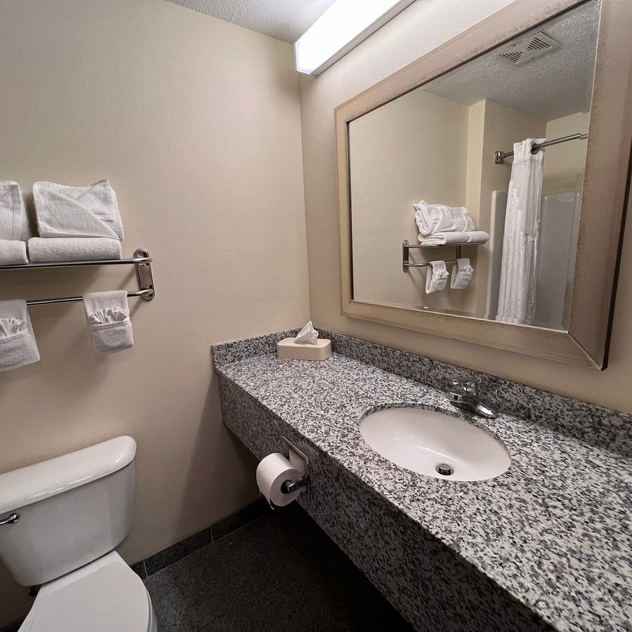 Holiday Inn Express Vincennes By IHG Vincennes Indiana — Bathroom