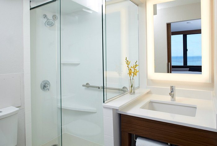 Holiday Inn Express Waikiki By IHG Honolulu Oahu Hawaii — Bathroom
