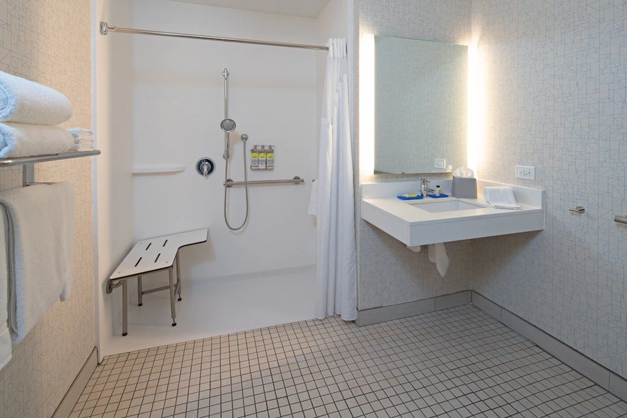 Holiday Inn Express West Los Angeles Santa Monica By IHG Los Angeles California — Bathroom