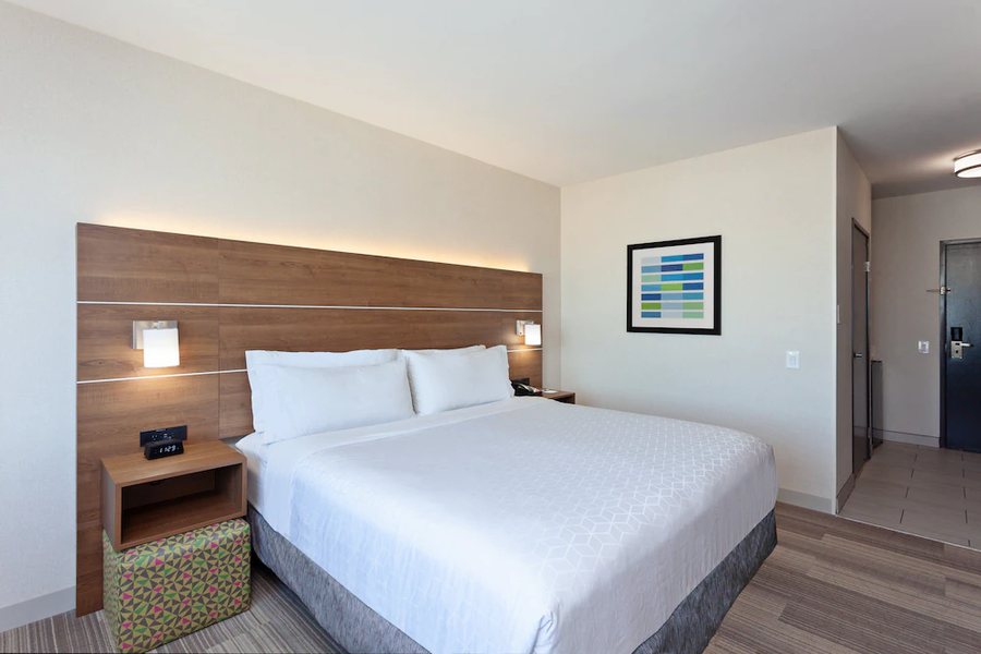 Holiday Inn Express West Los Angeles Santa Monica By IHG Los Angeles California — Guest room