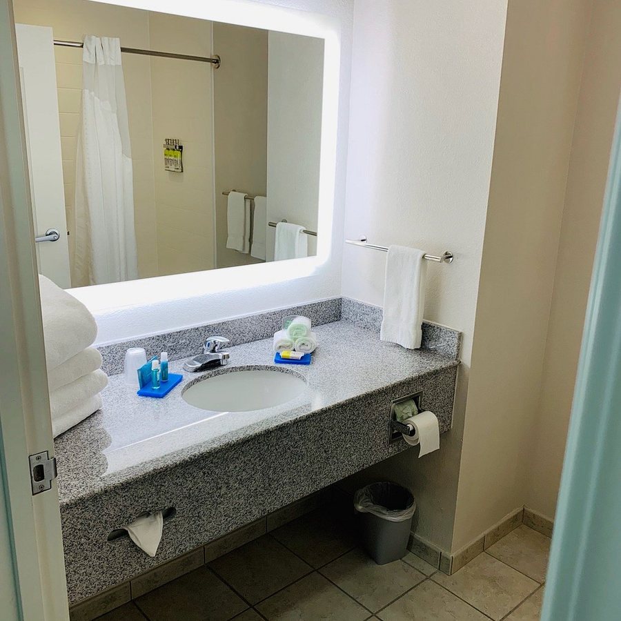 Holiday Inn Express Wichita South By IHG — Bathroom