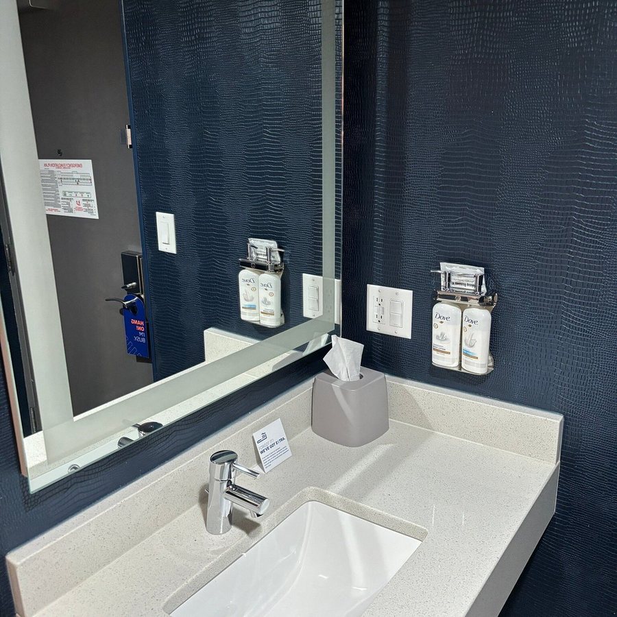 Holiday Inn Express Williamsbrg Busch Gardens Area By IHG — Bathroom
