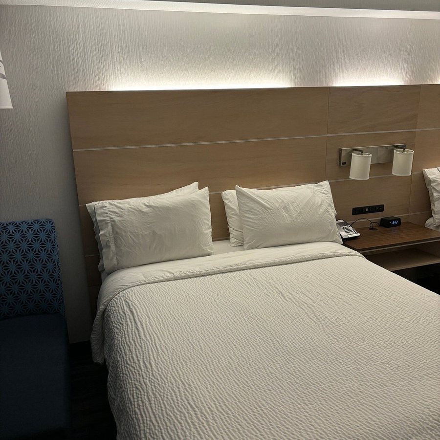 Holiday Inn Express Williamsbrg Busch Gardens Area By IHG — Guest room