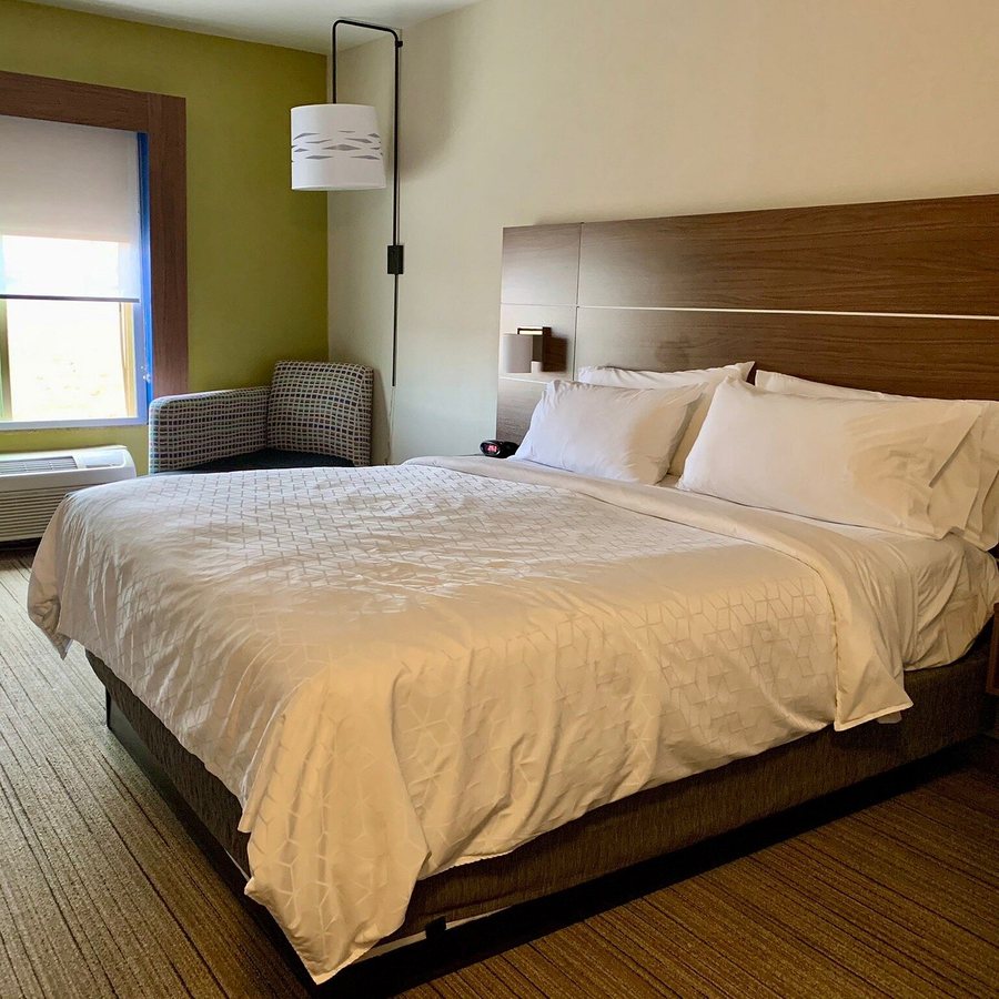 Holiday Inn Express Willows by IHG — Guest room