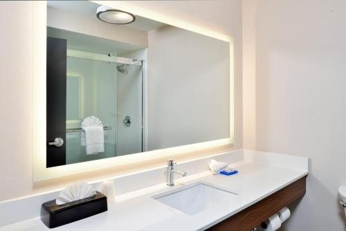 Holiday Inn Express Winston salem By Ihg — Bathroom