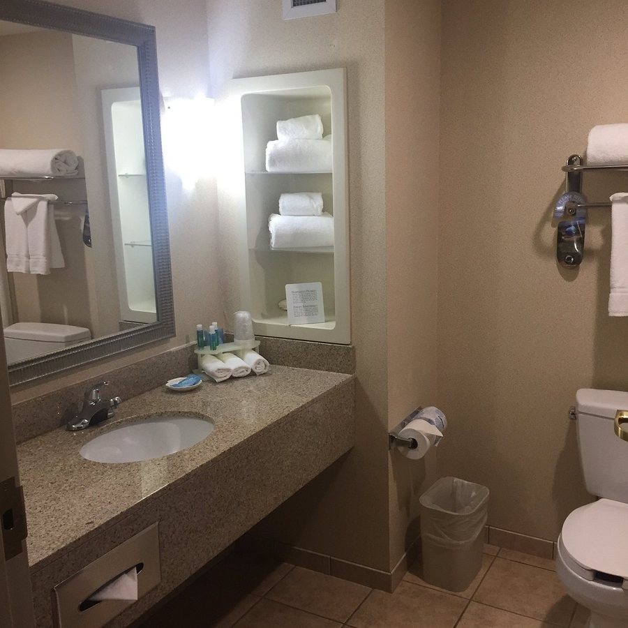 Holiday Inn Express Worcester Downtown by IHG — Bathroom