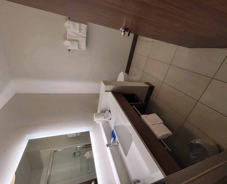 Holiday Inn Fort Myers Downtown Area By IHG Fort Myers Florida — Bathroom