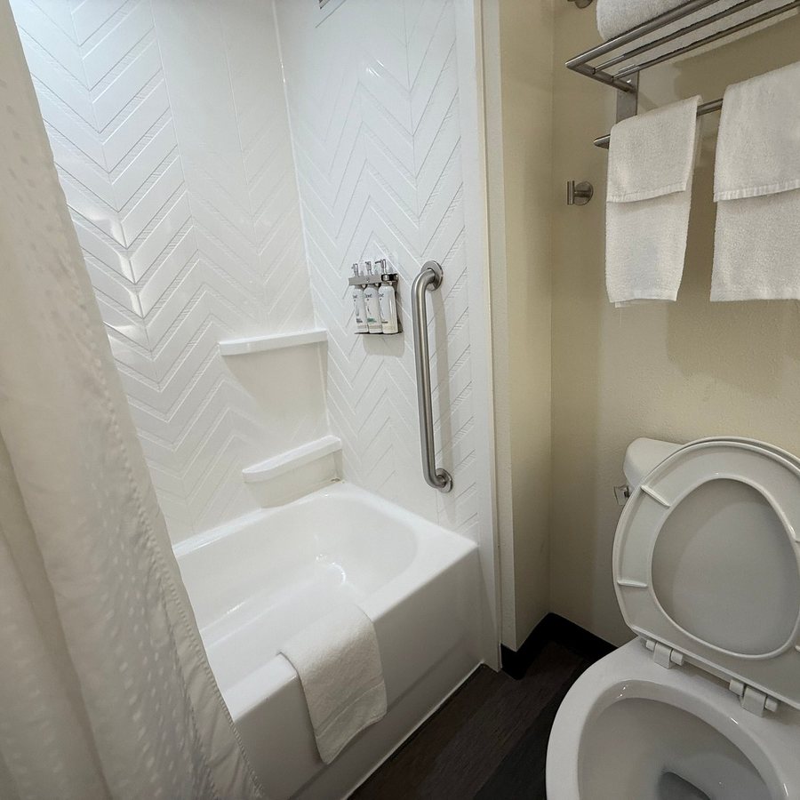 Holiday Inn Fredericksburg Conference Ctr By IHG — Bathroom