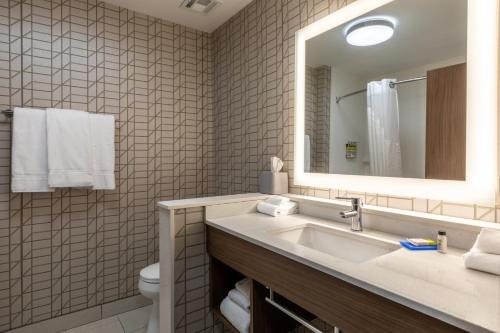 Holiday Inn Gainesville University Ctr by IHG — Bathroom