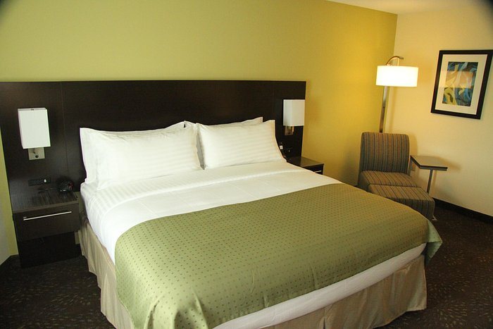 Holiday Inn Greensboro Coliseum By IHG — Guest room