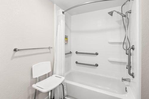 Holiday Inn Greenville Woodruff Road By IHG — Bathroom