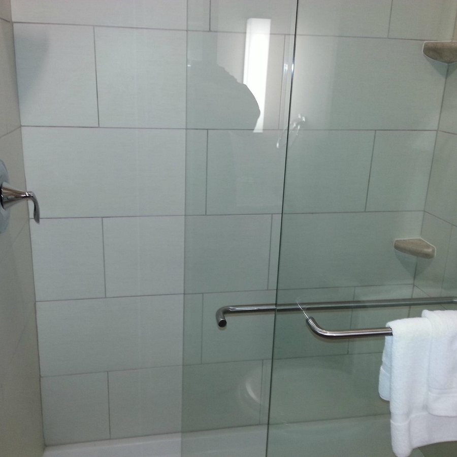 Holiday Inn Hou Energy Corridor Eldridge By IHG — Bathroom
