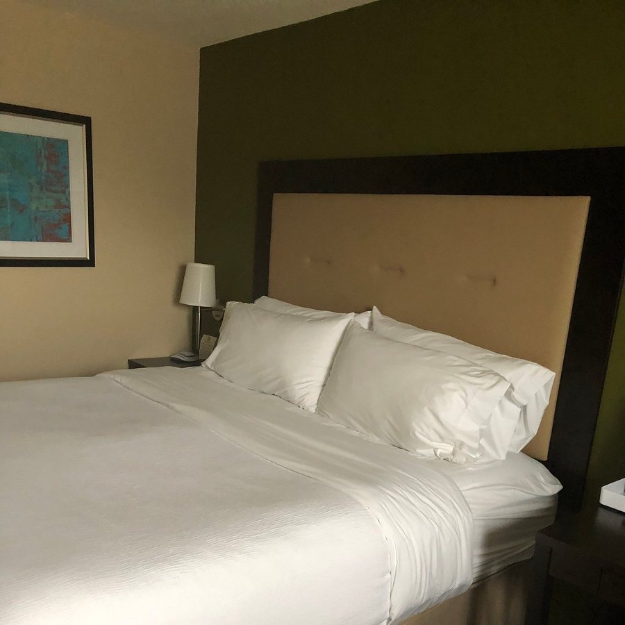 Holiday Inn Indianapolis Carmel By IHG — Guest room