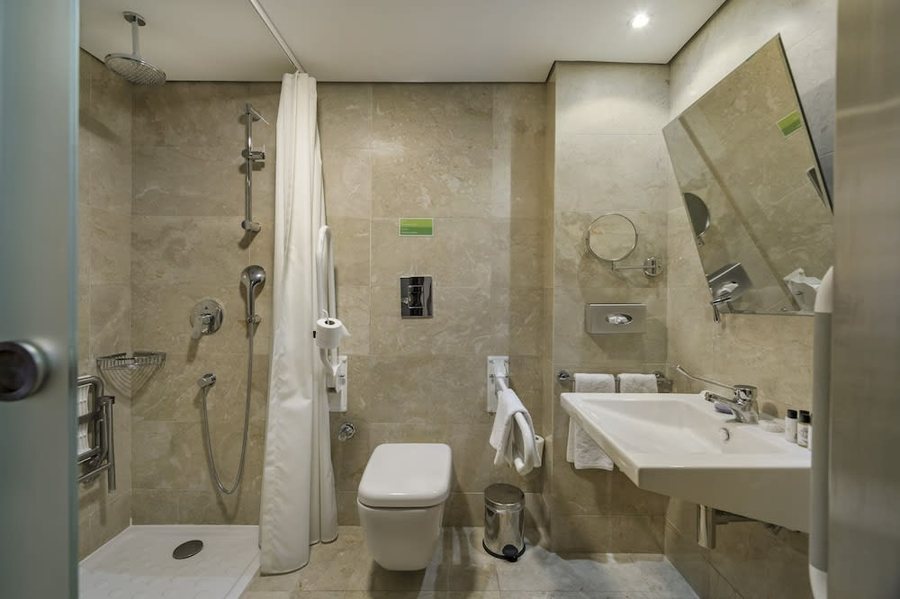 Holiday Inn Istanbul Kadikoy by IHG Istanbul — Bathroom