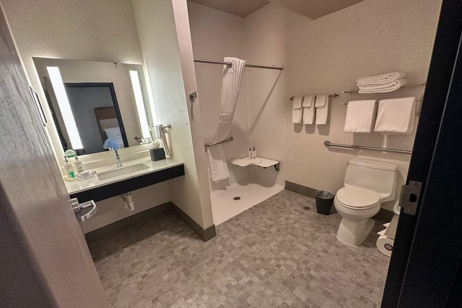 Holiday Inn Kansas City Airport By IHG — Bathroom