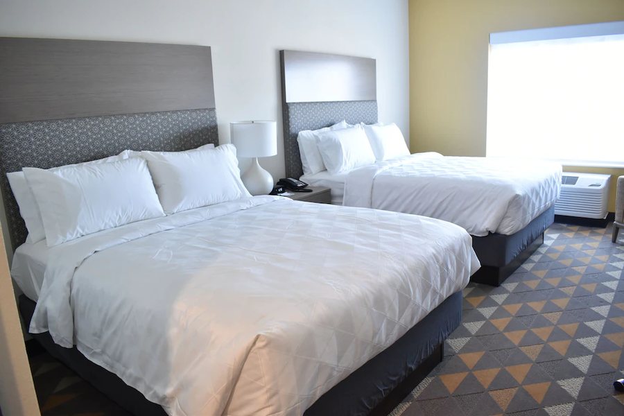 Holiday Inn Kansas City Northeast By IHG — Guest room