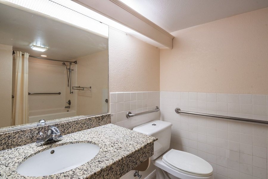 Holiday Inn Killeen Fort Hood Area by IHG — Bathroom