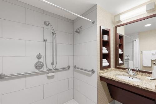 Holiday Inn Knoxville N Merchant Drive By IHG — Bathroom