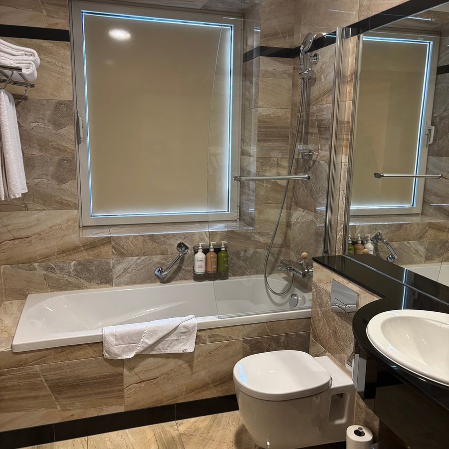 Holiday Inn Krakow City Centre By IHG — Bathroom