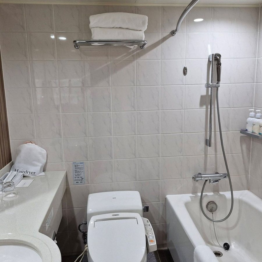 Holiday Inn Kyoto Gojo By IHG — Bathroom