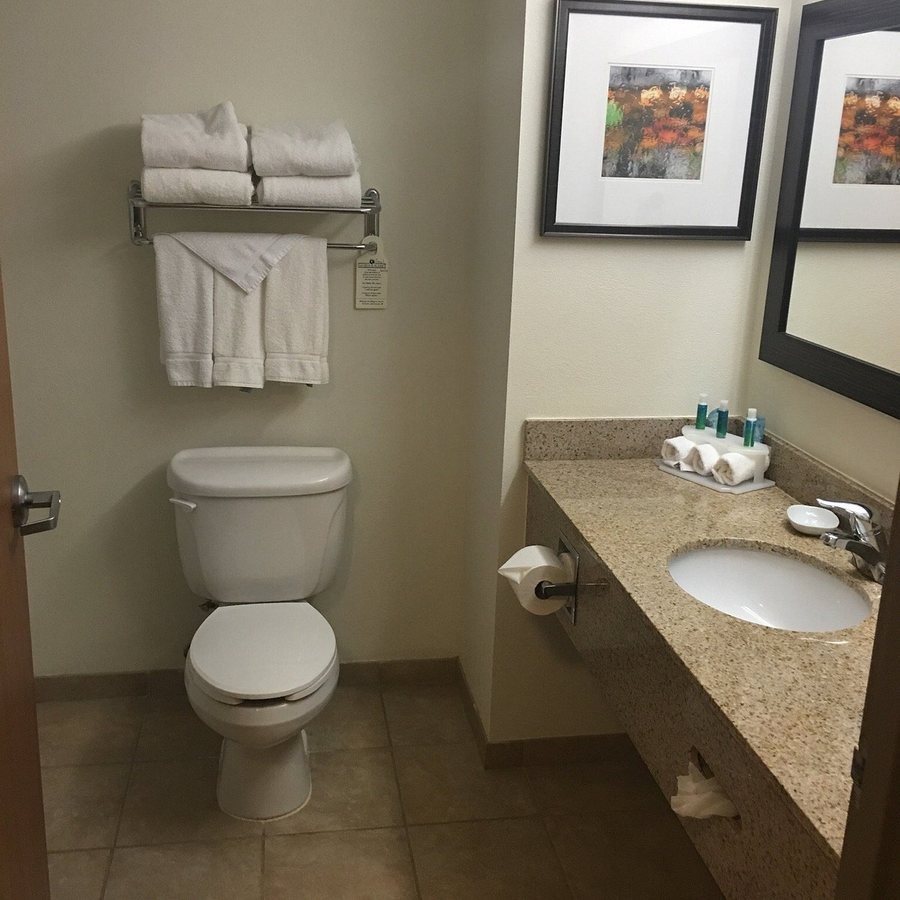 Holiday Inn Lancaster by IHG — Bathroom