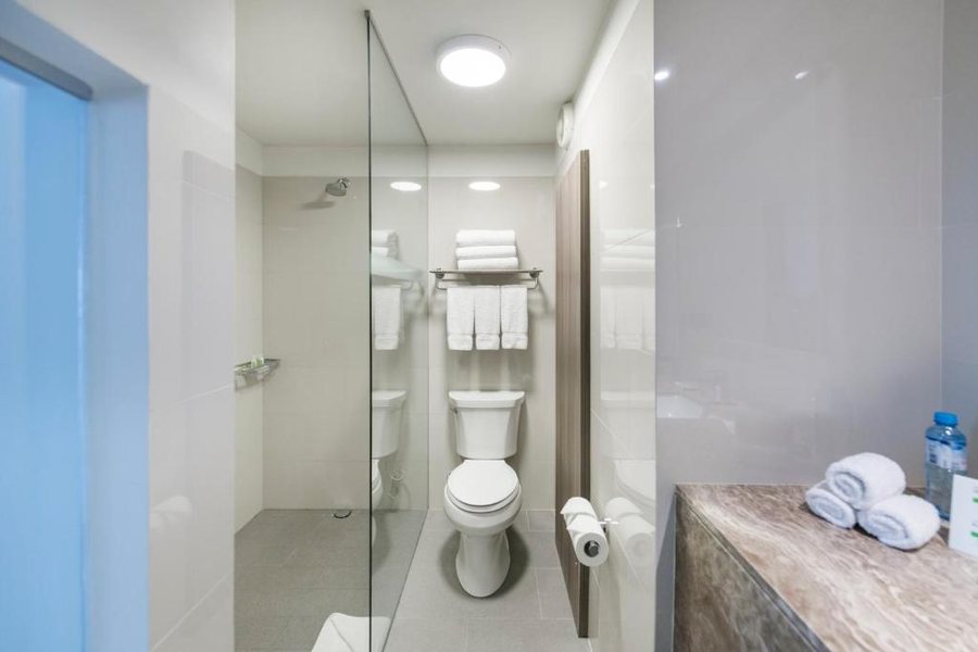 Holiday Inn Lima Airport By IHG Lima Lima Region — Bathroom
