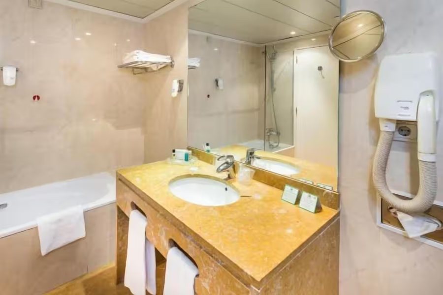 Holiday Inn Lisbon By IHG — Bathroom