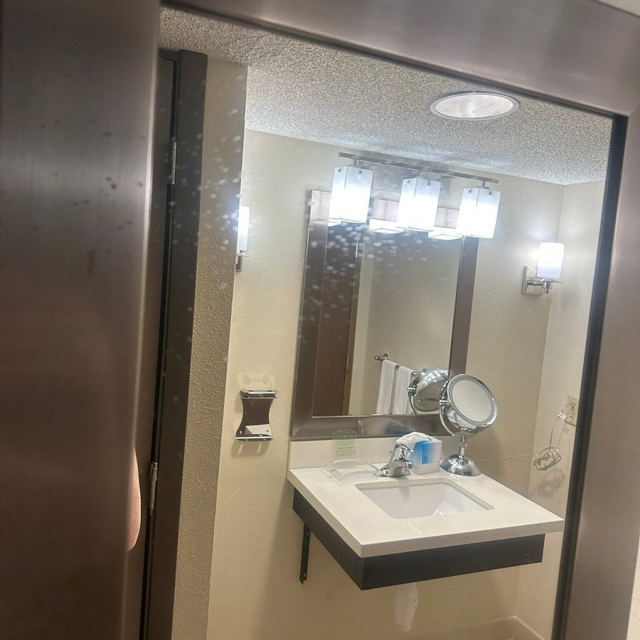 Holiday Inn Little Rock airport conf Ctr By IHG — Bathroom
