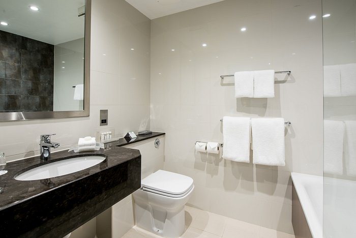 Holiday Inn London West by IHG — Bathroom