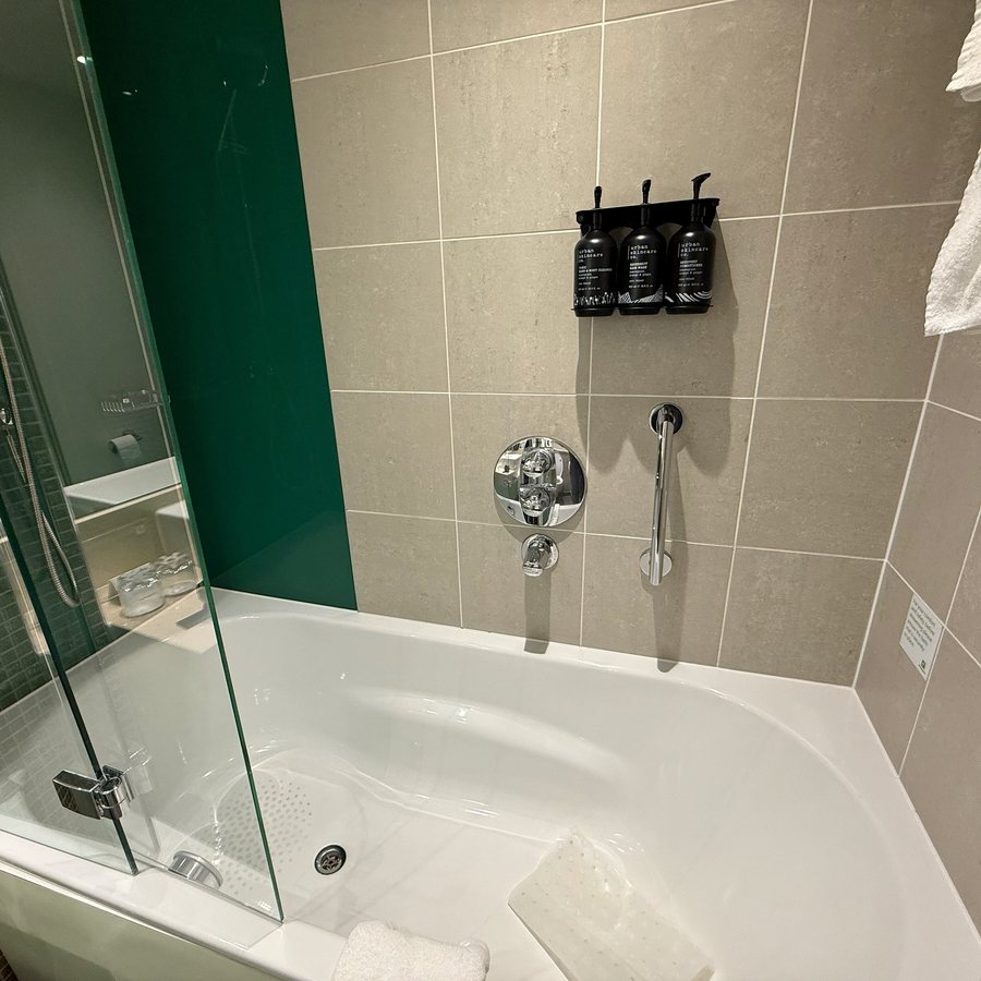 Holiday Inn London Whitechapel By IHG London England — Bathroom