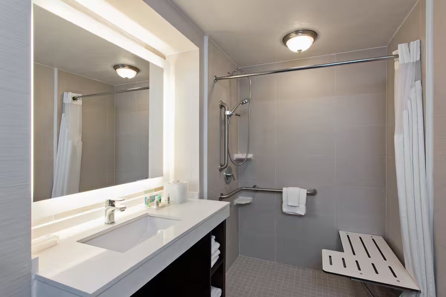 Holiday Inn Long Beach Airport By IHG — Bathroom