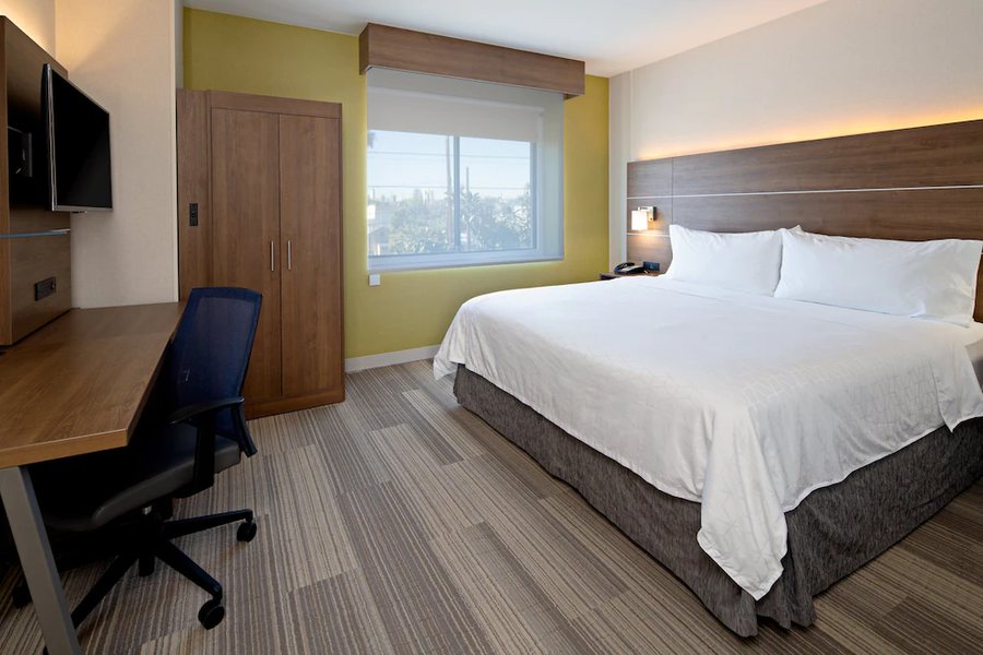 Holiday Inn Los Angeles Lax Airport By IHG Los Angeles California — Guest room