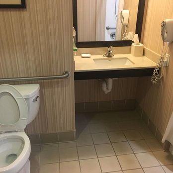 Holiday Inn Louisville Airport Fair expo By IHG — Bathroom