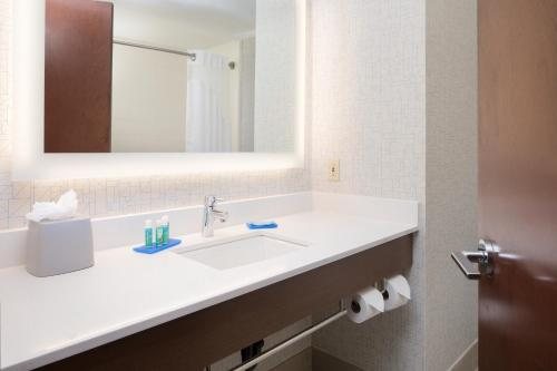 Holiday Inn Louisville Airport South By IHG Louisville Kentucky — Bathroom