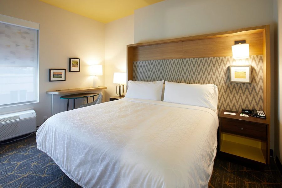 Holiday Inn Louisville Downtown by IHG — Guest room