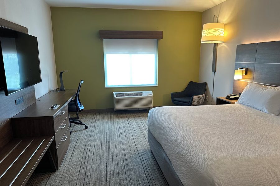 Holiday Inn Macon North By IHG — Guest room
