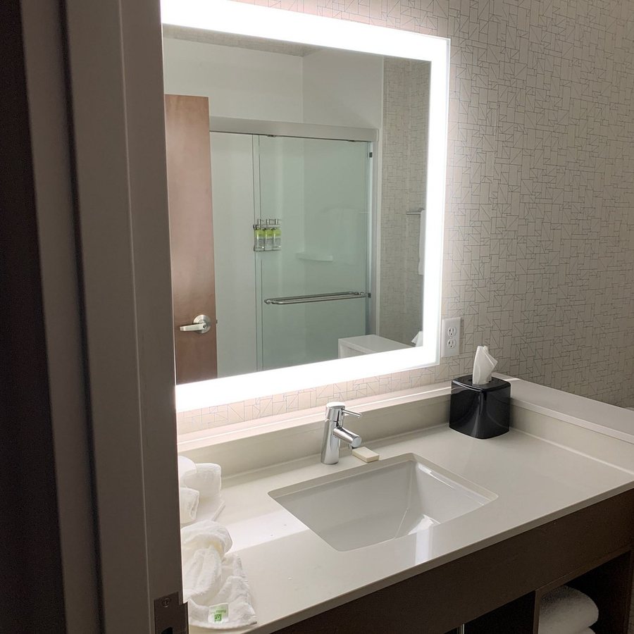 Holiday Inn Madison At The American Center By IHG — Bathroom