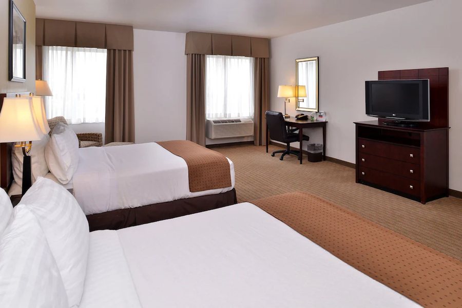 Holiday Inn Madison At The American Center By IHG — Guest room