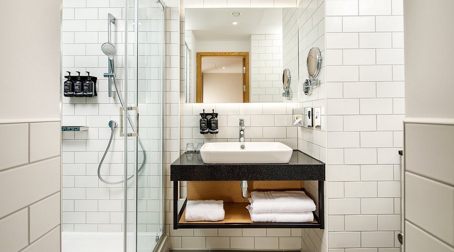 Holiday Inn Manchester Airport By IHG — Bathroom