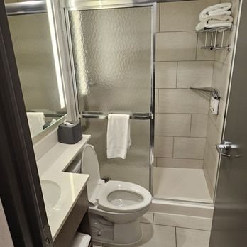 Holiday Inn Manhattan 6th Ave Chelsea By IHG — Bathroom